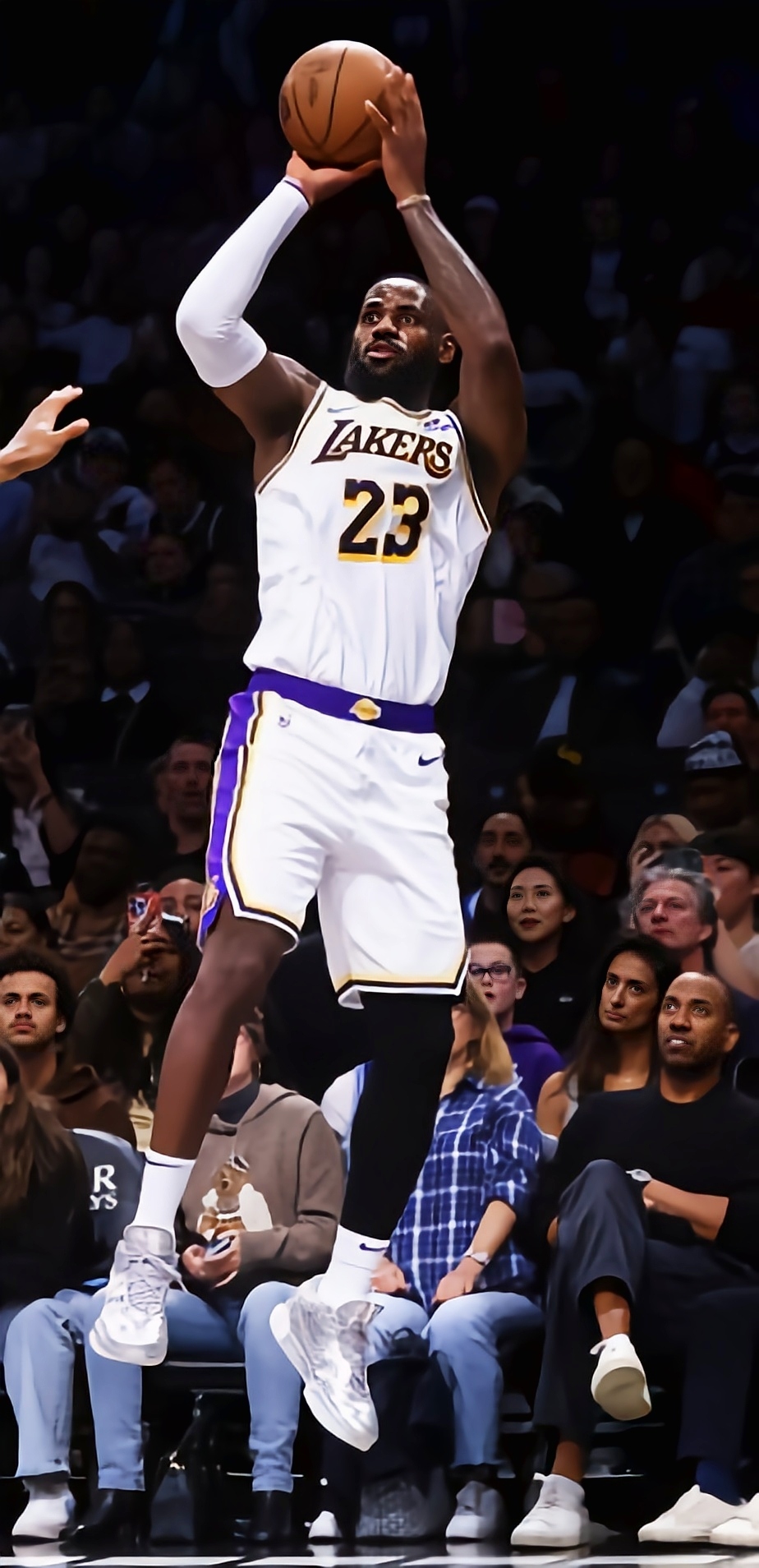 关于詹姆斯回归赛场，出色防守首场状态亮眼，MAD观众沸腾！的信息九游手机游戏下载